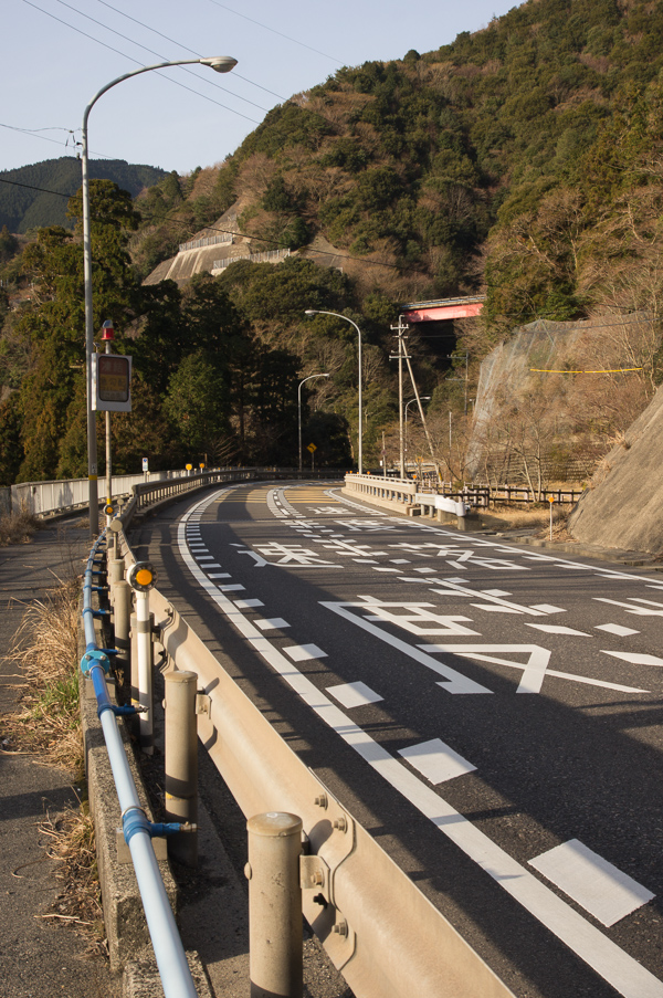 第6回 国道1号鈴鹿峠 崖際のカーブの 小さな廃道の断片 Roadjapan 日本の道路 昭和の旧道を巡る旅